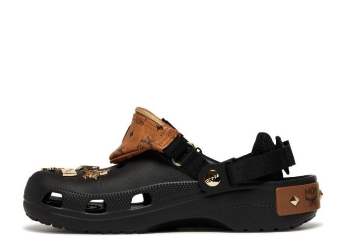 Mini riñonera MCM x Classic Clog, color negro