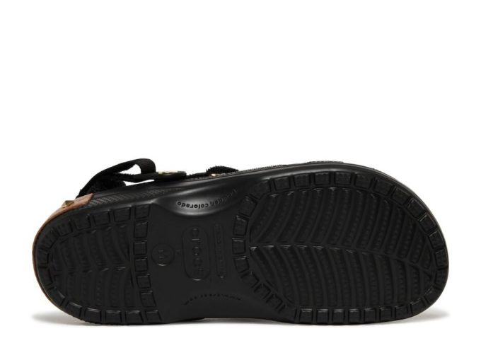 Mini riñonera MCM x Classic Clog, color negro