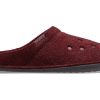 Pantuflas Crocs Classic Casual Thick Stay Warm Unisex color vino tinto 203600-60U