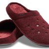 Pantuflas Crocs Classic Casual Thick Stay Warm Unisex color vino tinto 203600-60U