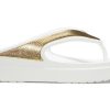 Pantuflas Crocs de suela gruesa para mujer, color blanco y dorado, 206919-100 Pantuflas Crocs de suela gruesa para mujer, color blanco y dorado, 206919-100