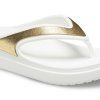 Pantuflas Crocs de suela gruesa para mujer, color blanco y dorado, 206919-100 Pantuflas Crocs de suela gruesa para mujer, color blanco y dorado, 206919-100