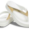 Pantuflas Crocs de suela gruesa para mujer, color blanco y dorado, 206919-100 Pantuflas Crocs de suela gruesa para mujer, color blanco y dorado, 206919-100