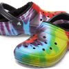 Pantuflas deportivas Crocs Classic Tie Dye para mantener el calor y la comodidad, unisex, moradas y rojas 206341-988