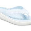 Pantuflas unisex Crocs LiteRide Beach Cozy y elegantes en azul claro 205182-4KA