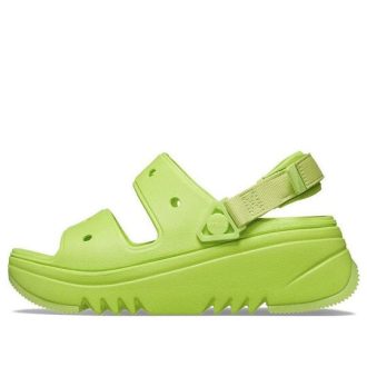 Sandalia Crocs Classic Hiker Xscape para mujer, color lima, 208181-3UH