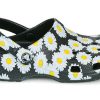 Sandalias Crocs Classic Clo Daisy con estampado completo unisex, color negro, 206375-0ZI