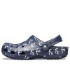Sandalias Crocs Classic Clog con estampado azul oscuro 206053-462