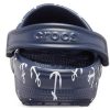 Sandalias Crocs Classic Clog con estampado azul oscuro 206053-462