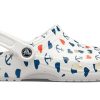 Sandalias Crocs Classic Clog con estampado blanco y azul 206053-94S