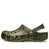 Sandalias Crocs Classic Clog con estampado de camuflaje para playa, color verde militar, 206454-309
