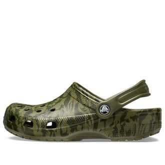 Sandalias Crocs Classic Clog con estampado de camuflaje para playa, color verde militar, 206454-309