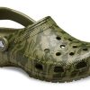 Sandalias Crocs Classic Clog con estampado de camuflaje para playa, color verde militar, 206454-309