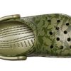 Sandalias Crocs Classic Clog con estampado de camuflaje para playa, color verde militar, 206454-309