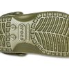 Sandalias Crocs Classic Clog con estampado de camuflaje para playa, color verde militar, 206454-309