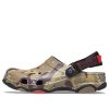Sandalias Crocs Classic Clog Desert Camouflage Beach unisex, color negro y marrón, 207305-088