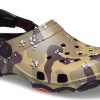 Sandalias Crocs Classic Clog Desert Camouflage Beach unisex, color negro y marrón, 207305-088