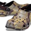 Sandalias Crocs Classic Clog Desert Camouflage Beach unisex, color negro y marrón, 207305-088