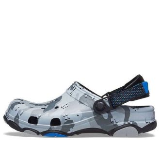 Sandalias Crocs Classic Clog Desert Camouflage para exteriores, unisex, color negro y gris, 207305-097