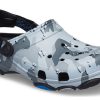 Sandalias Crocs Classic Clog Desert Camouflage para exteriores, unisex, color negro y gris, 207305-097