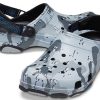 Sandalias Crocs Classic Clog Desert Camouflage para exteriores, unisex, color negro y gris, 207305-097