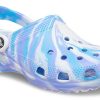 Sandalias Crocs Classic Clog Marble Beach Sports unisex blancas y azules (206867-1FK)