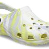 Sandalias Crocs Classic Clog Marble Beach Sports unisex blancas y grises (206867-1FJ)