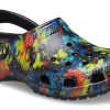 Sandalias Crocs Classic Tie Dye con estampado Crocs Beach unisex en azul vaquero 205453-4SW