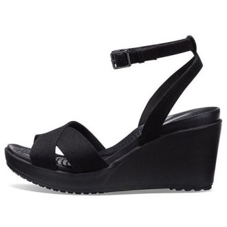 Sandalias Crocs Leigh II con tiras cruzadas y cuña al tobillo (mujeres), color negro, 204950-060