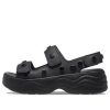 Sandalias Crocs Skyline con tachuelas para mujer, color negro, 209025-001