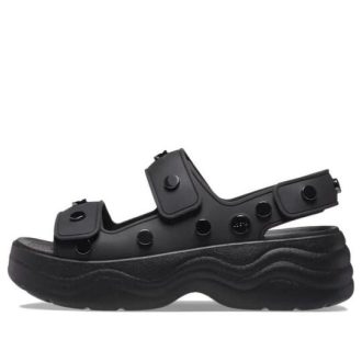Sandalias Crocs Skyline con tachuelas para mujer, color negro, 209025-001