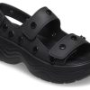 Sandalias Crocs Skyline con tachuelas para mujer, color negro, 209025-001
