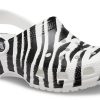 Sandalias de playa Crocs Classic Clog con estampado animal, negro y blanco 206676-1DE