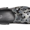 Sandalias de playa Crocs Classic Clog con estampado de camuflaje negro 205579-0DY