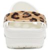 Sandalias de playa Crocs Classic Clog con estampado de leopardo en blanco 206638-1D1