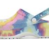 Sandalias deportivas ligeras y cómodas con estampado tie-dye de Crocs (mujeres), color rosa y azul 207151-94S