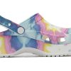 Sandalias deportivas ligeras y cómodas con estampado tie-dye de Crocs (mujeres), color rosa y azul 207151-94S