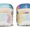 Sandalias deportivas ligeras y cómodas con estampado tie-dye de Crocs (mujeres), color rosa y azul 207151-94S