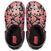 Sandalias deportivas unisex Crocs Classic Stay Warm Cozy, color negro y rojo (205324-643)