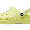 Sandalias unisex de playa tipo zueco Crocs Classic amarillas 10001-75U