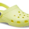 Sandalias unisex de playa tipo zueco Crocs Classic amarillas 10001-75U
