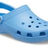 Sandalias unisex de playa tipo zueco Crocs Classic en color azul 10001-4TB