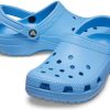 Sandalias unisex de playa tipo zueco Crocs Classic en color azul 10001-4TB