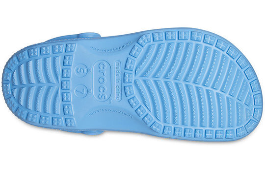 Sandalias unisex de playa tipo zueco Crocs Classic en color azul 10001-4TB