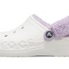 Zueco Crocs Classic Baya con forro de felpa y tiras, color blanco lila, 206633-577