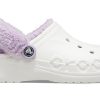Zueco Crocs Classic Baya con forro de felpa y tiras, color blanco lila, 206633-577