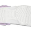 Zueco Crocs Classic Baya con forro de felpa y tiras, color blanco lila, 206633-577