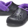 Zuecos Crocs Baya con forro de felpa y correa «Negro Morado» 20663309V