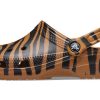 Zuecos Crocs Classic con estampado animal, sandalias de playa con rayas de tigre amarillas 206676-2ZF