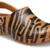 Zuecos Crocs Classic con estampado animal, sandalias de playa con rayas de tigre amarillas 206676-2ZF